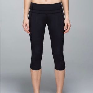 Lululemon run a marathon crop ll black size 4 EUC. Mesh sides